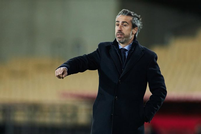 Archivo - Jorge Vilda, head coach of Spain, gestures during FIFA Womens World Cup 2023 qualifier match between Spain and Scotland at La Cartuja Stadium on November 30, 2021 in Sevilla, Spain