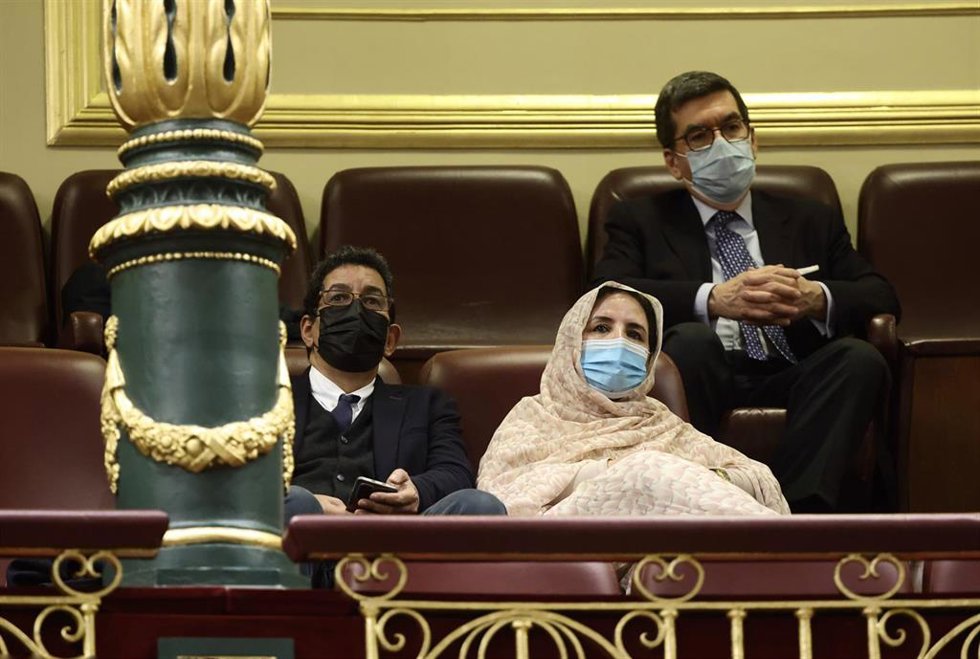 El delegado del Frente Polisario en España, Abdulah Arabi (i), en una sesión plenaria, en el Congreso de los Diputados, a 30 de marzo de 2022, en Madrid (España)