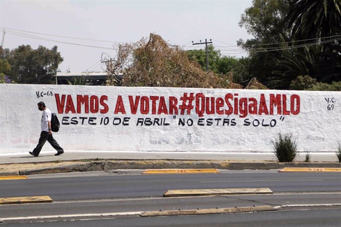 Un mural con un lema de la revocación de este 10 de abril en México