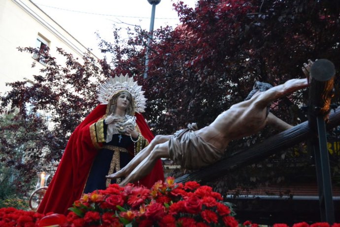 Procesión de la Virgen de los Dolores por las madrileñas calles de Puente de Vallecas