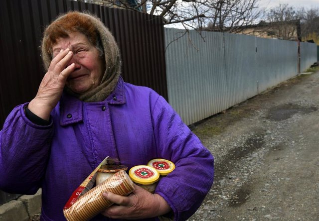 04 April 2022, Ukraine, Bucha: A woman cries as she receives food aid amid war debris and bodies lying in the streets of Bucha, in the aftermath of the Russian retreat from Bucha. Photo: Carol Guzy/ZUMA Press Wire/dpa