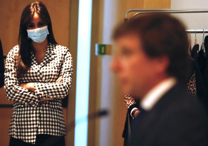 Archivo - La vicealcaldesa de Madrid, Begoña Villacís, observa la intervención del alcalde de Madrid, José Luis Martínez-Almeida, en una sesión plenaria del Ayuntamiento de Madrid, en el Salón de Sesiones del Palacio de Cibeles, a 30 de noviembre de 202