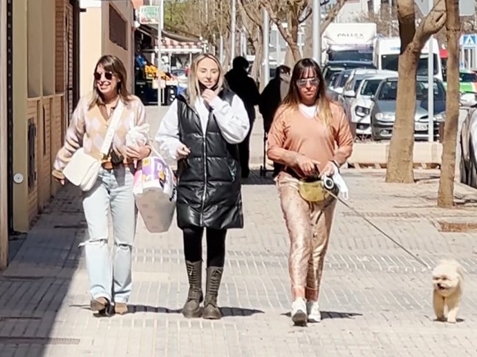 ROCÍO FLORES DISFRUTA DE UN PASEO CON AMIGAS