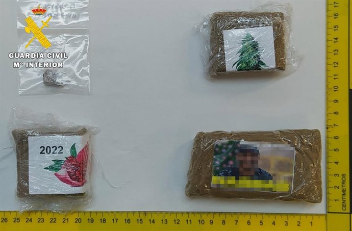 Imagen de los paquetes de hachís aprehendidos en el área de descanso de la A-I en Burgos