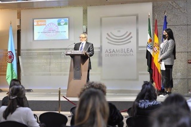 El representante gitano Diego Amana lee la declaración institucional en la Asamblea de Extremadura en el Día Internacional del Pueblo Gitano.