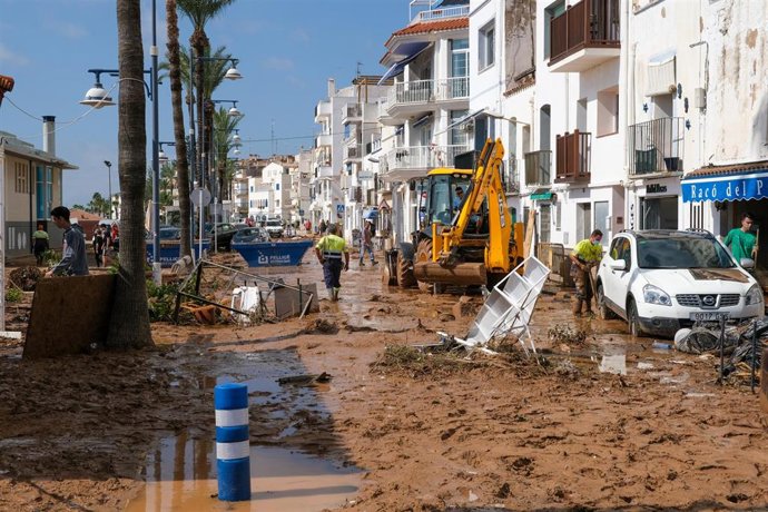 Archivo - Una máquina excavadora realiza labores de limpieza en las calles inundadas, tras el paso de la tormenta de este miércoles en el municipio de Alcanar, a 2 de septiembre de 2021, en Tarragona, Cataluña (España). En este municipio de Tarragona ha