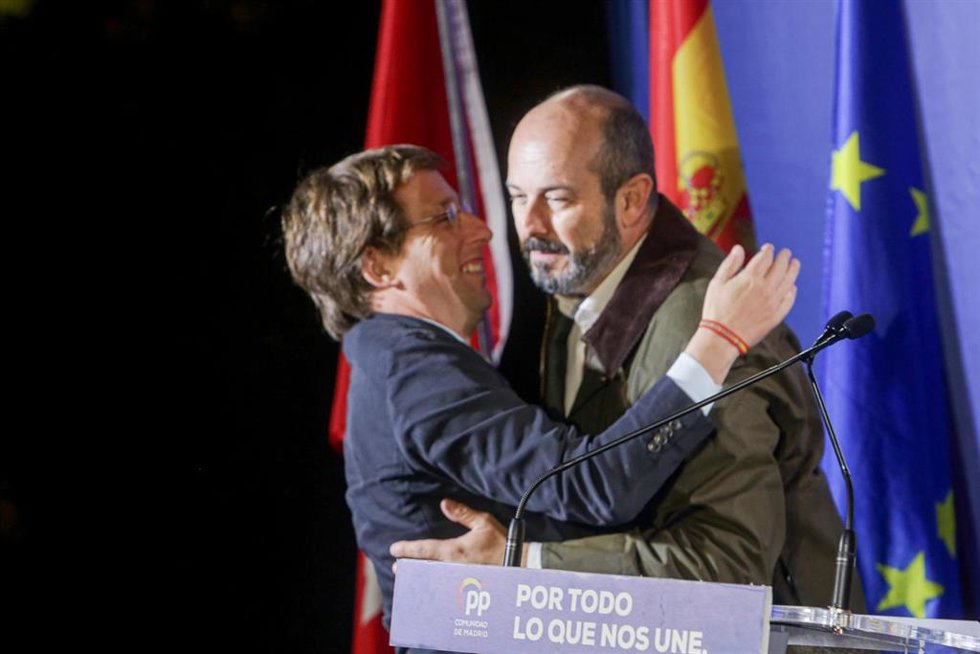 Archivo - El alcalde de Madrid, José Luis Martínez-Almeida, y el vicesecretario de Coordinación Autonómica y Local del PP, Pedro Rollán.