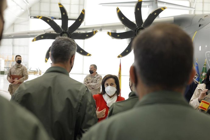 La ministra de Defensa, Margarita Robles, interviene durante su visita a la Base Aérea de Zaragoza el 6 de abril