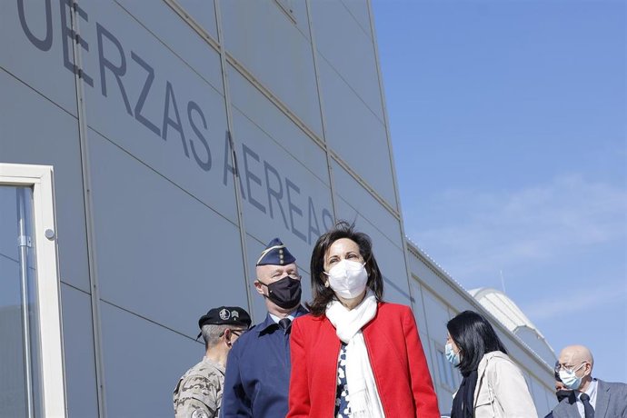 La ministra de Defensa, Margarita Robles, a su llegada a la Base Aérea de Zaragoza, a 6 de abril de 2022