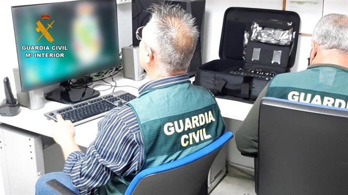 Agentes de la Guardia Civil investigando