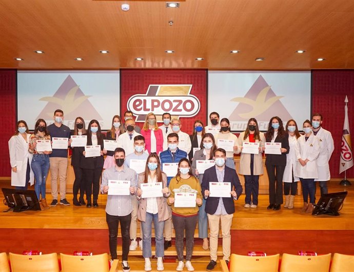 Foto de familia de los alumnos, docentes y equipo directivo de Grupo Fuertes en la clausura del programa formativo Business Talent de la Cátedra de Excelencia Empresarial de Grupo Fuertes