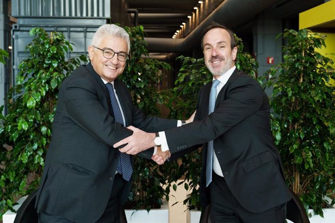 El director general de Aecoc, José María Bonmatí, y el director general de FIAB, Mauricio García de Quevedo, firma un acuerdo