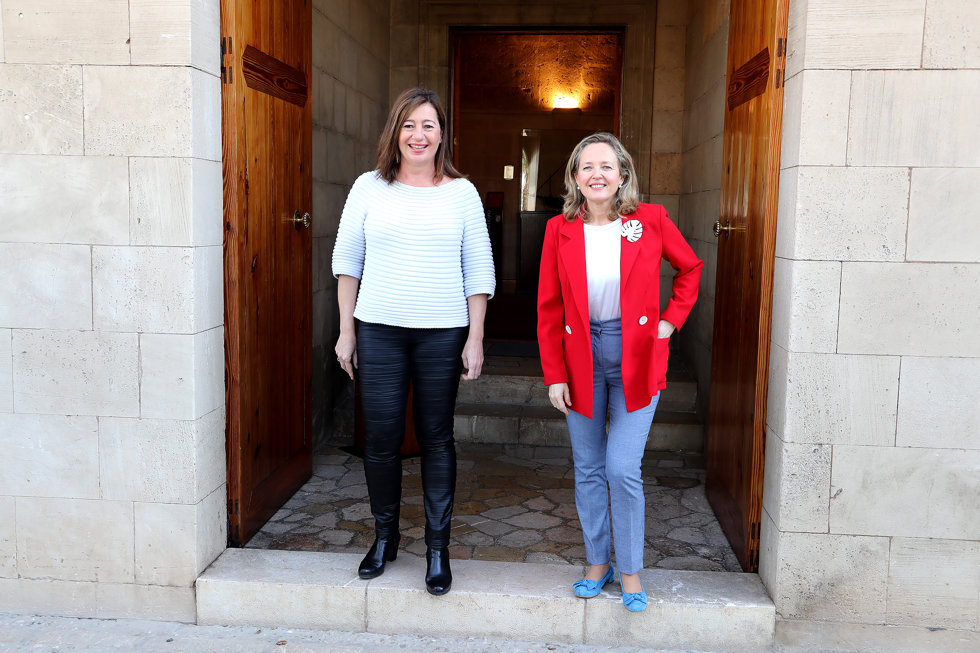 La presidenta del Govern de las Islas Baleares, Francina Armengol (i), y la vicepresidenta primera y ministra de Asuntos Económicos y Transformación Digital, Nadia Calviño (d).