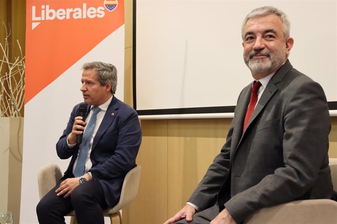 El eurodiputado de Ciudadanos Luis Garicano (derecha) y el líder de Cs Aragón, Daniel Pérez Calvo.