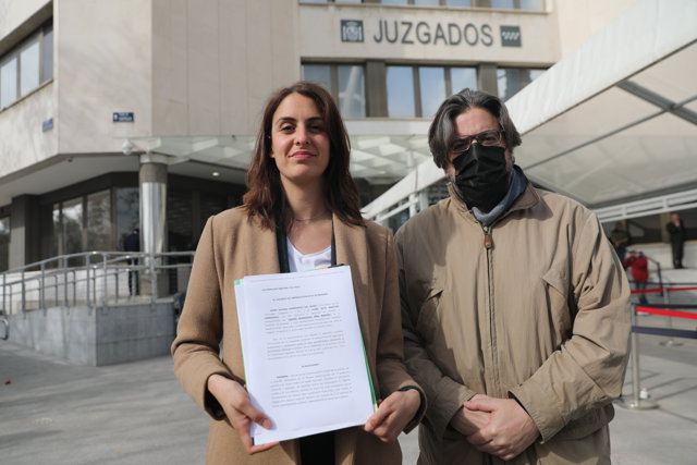 La portavoz de Más Madrid en el Ayuntamiento de Madrid, Rita Maestre, junto al concejal madrileño, Miguel Montejo, muestra la documentación que va presentar a su llegada a los Juzgados de Plaza Castilla,  a 8 de abril de 2022,  en Madrid (España). 