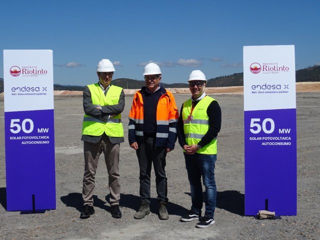 El director general de Atalaya Mining, Enrique Delgado, y el director general de Endesa X, Davide Ciciliato, y el director general de Endesa en Andalucía, Extremadura, Ceuta y Melilla, Rafael Sánchez Durán.