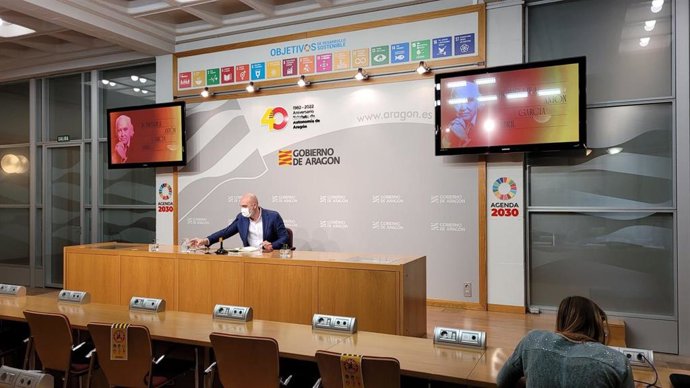 El director general de Cultura del Gobierno de Aragón, Víctor Lucea, presenta la programación organizada en homenaje al músico turolense Antón García Abril.