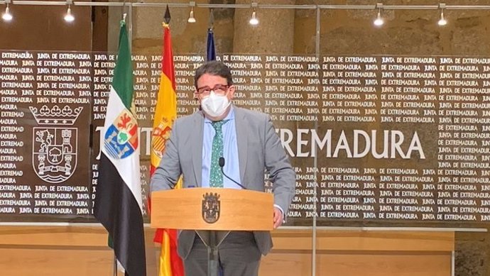 Imagen de archivo del consejero de Sanidad, José María Vergeles, en rueda de prensa