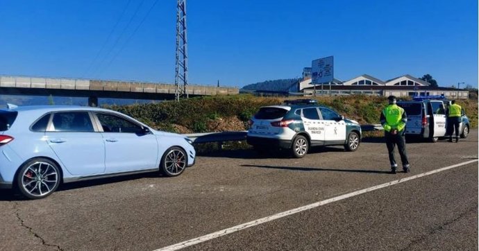 La Guardia Civil detecta a 213 km/h a un conductor en la A-52 en Allariz (Ourense).