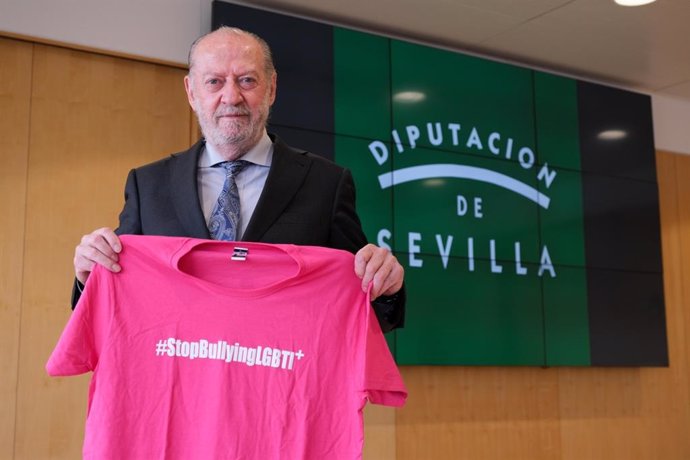 El presidente de la Diputación de Sevilla, Fernando Rodríguez Villalobos, posa con la camiseta rosa en señal de apoyo a la campaña.