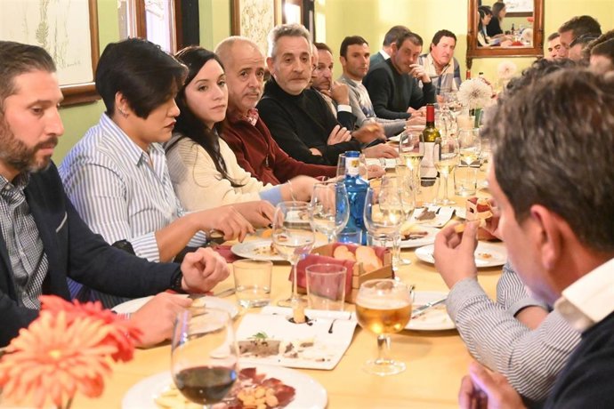 El alcalde de Valdepeñas, Jesús Martín, reunido con agricultores de la localidad