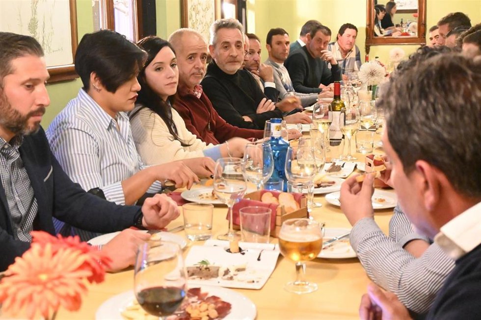 El alcalde de Valdepeñas, Jesús Martín, reunido con agricultores de la localidad