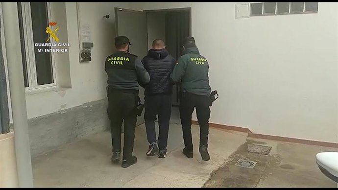 La Guardia Civil detiene en Sant Joan d'Alacant a un hombre que transportaba 25 kilogramos de hachís en un turismo