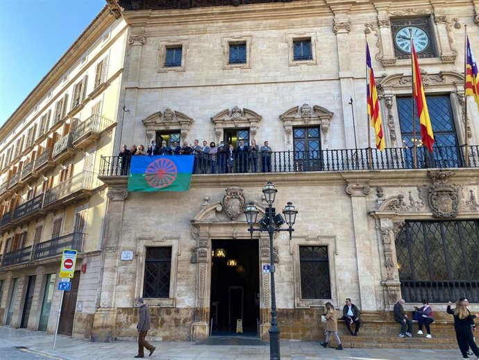 Archivo - El Ayuntamiento de Palma cuelga la bandera del Pueblo Gitano.