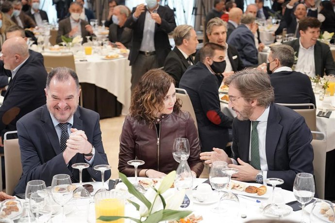 La presidenta de la Comunidad Autónoma de Madrid, Isabel Díaz Ayuso, durante un desayuno con empresarios en Vitoria
