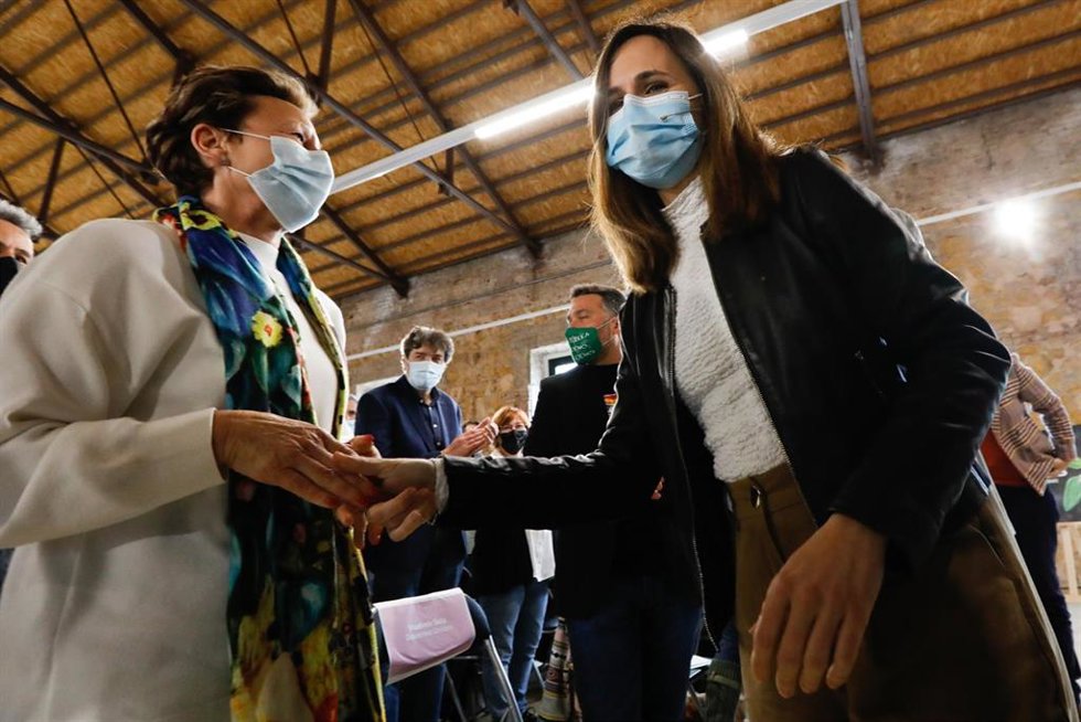 La secretaria general de Podemos y ministra de Derechos Sociales, Ione Belarra (d), saluda a una simpatizante a su llegada a un encuentro público, en el Cuartel de Artillería, a 1 de abril de 2022, en Murcia (España). 