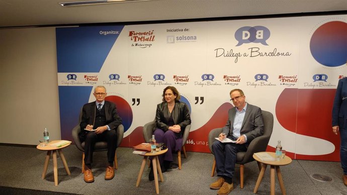 El presidente del Consejo Económico y Social de España, Antón Costas, y la alcaldesa de Barcelona, Ada Colau, en el diálogo 'Barcelona y la salida de la pandemia. Retos y oportunidades' en el Cercle d'Economia.