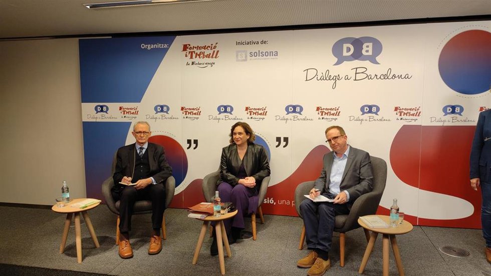 El presidente del Consejo Económico y Social de España, Antón Costas, y la alcaldesa de Barcelona, Ada Colau, en el diálogo 'Barcelona y la salida de la pandemia. Retos y oportunidades' en el Cercle d'Economia.