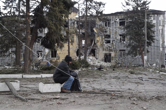 Un home prop d'un edifici afectat pels combats a Volnovakha, a Donetsk (Ucraïna)