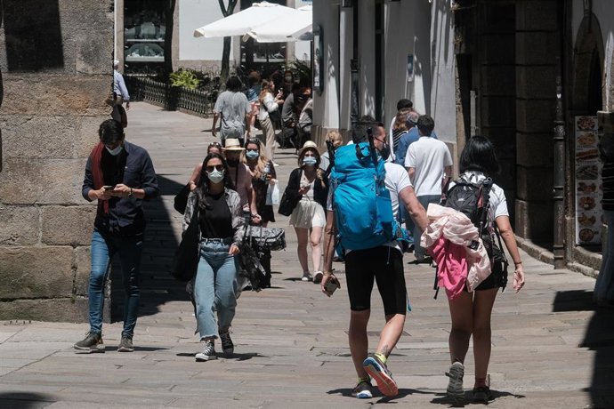 Archivo - Varias personas caminan por una calle céntrica de Santiago de Compostela, a 6 de junio de 2021, en Santiago de Compostela, A Coruña, Galicia, (España). En estas fechas, la ciudad de Santiago vuelve a convertirse en el mítico destino de los per
