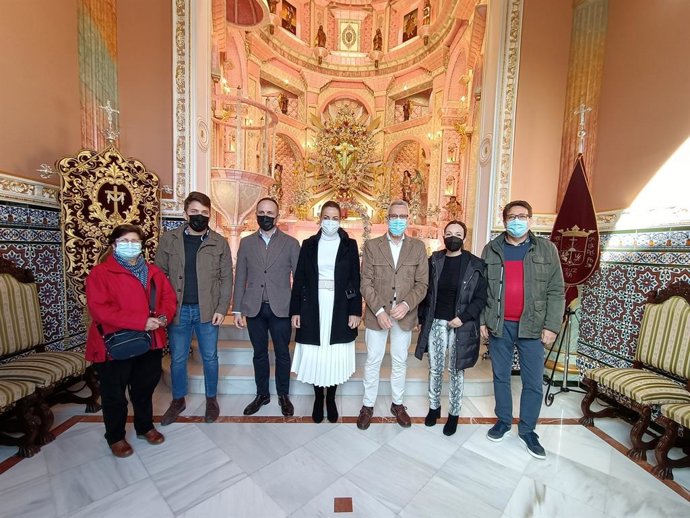 La delegada de Turismo de la Junta en Huelva, María Ángeles Muriel, ha visitado este viernes Bonares para conocer junto a su alcalde, Juan Antonio García García, las actuaciones que realizará este Ayuntamiento con las ayudas Munitic.