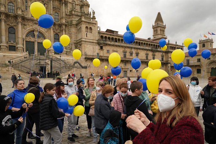 Varias personas lanzan globos al aire como gesto para el fin de la guerra en Ucrania
