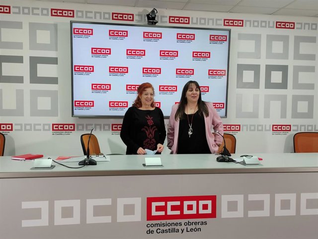 La nueva secretaria de la Federación de Pensionistas y Jubilados de CCOO en Castilla y León, María Soledad García, (i) y la secretaria de Organización del sindicato, Sheyla Mateos (d).