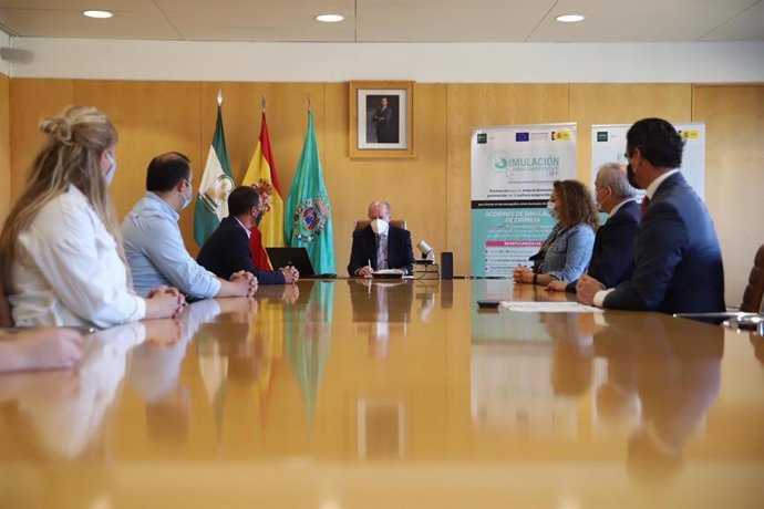 El presidente de la Diputación de Sevilla, Fernando Rodríguez Villalobos, en la presentación de los proyectos a los alcaldes de los municipios beneficiarios.