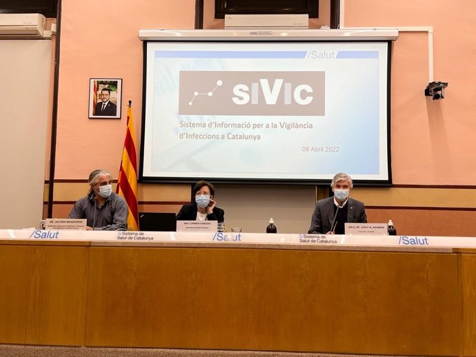 De izquierda a derecha: el subdirector general de Vigilancia y Respuesta a Emergencias de la Agencia de Salud Pública de Catalunya, Jacobo Mendioroz, la secretaria de Salud Pública, Carmen Cabezas, y el conseller de Salud, Josep Maria Argimon