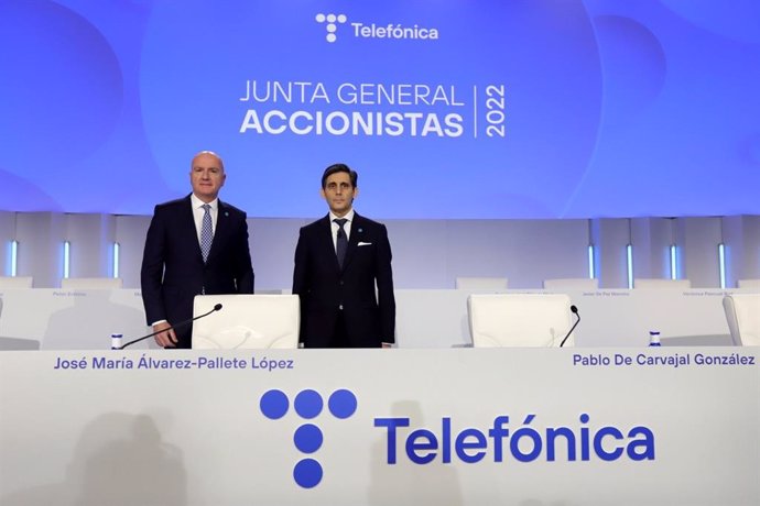 El consejero delegado de Telefónica, Ángel Vilá, y el presidente ejecutivo de Telefónica, José María Álvarez-Pallete, antes de la junta de accionistas de Telefónica celebrada este viernes 8 de abril.