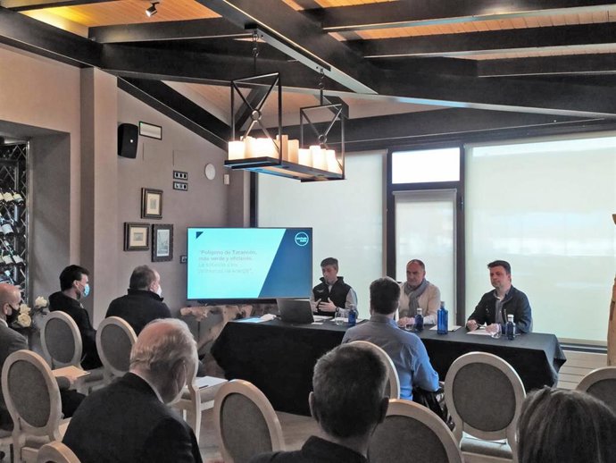 Un momento de la charla ofrecida por EnchufeSolar a empresarios de Tarancón.