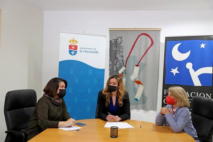 Archivo - La directora del departamento de Música del IES Carmen Laffón, Ana Ruibérriz; la delegada de Cultura del Ayuntamiento de La Rinconada, Raquel Vega, y Cristina Heeren, presidenta de la Fundación.