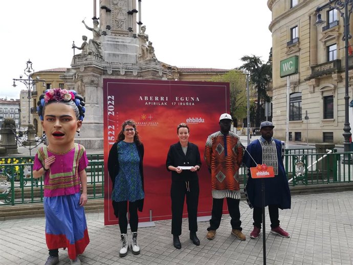 Garbiñe Bueno, concejala de EH Bildu en el Ayuntamiento de Pamplona, y Bel Pozueta, diputada de la coalición en el Congreso (centro) en la presentación de los actos por el Aberri Eguna 2022.