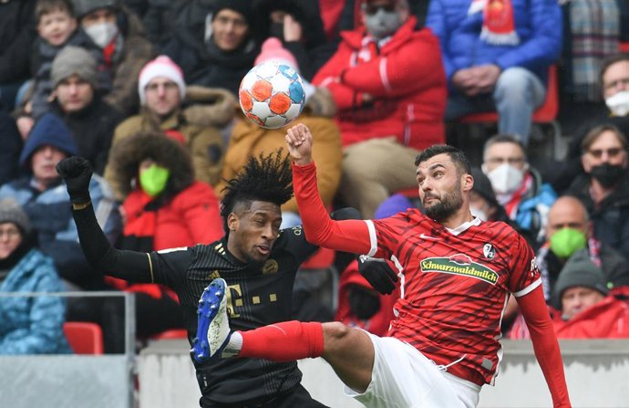 02 April 2022, Baden-Wuerttemberg, Freiburg: Bayern's Kingsley Coman (L) and Freiburg's Manuel Gulde battle for the ball during the German Bundesliga soccer match between SC Freiburg and FC Bayern Munich at Europa-Park Stadion. Photo: Silas Stein/dpa - 