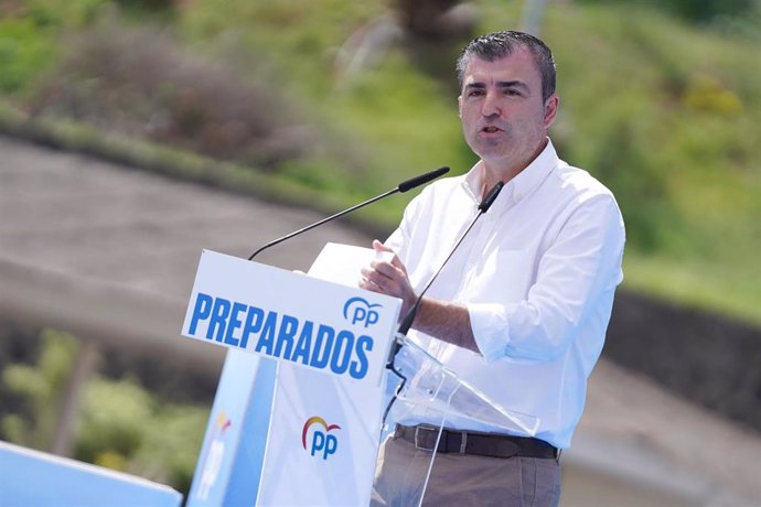 El presidente del PP canario, Manuel Domínguez, interviene en un acto del PP en el Parque Marítimo César Manrique