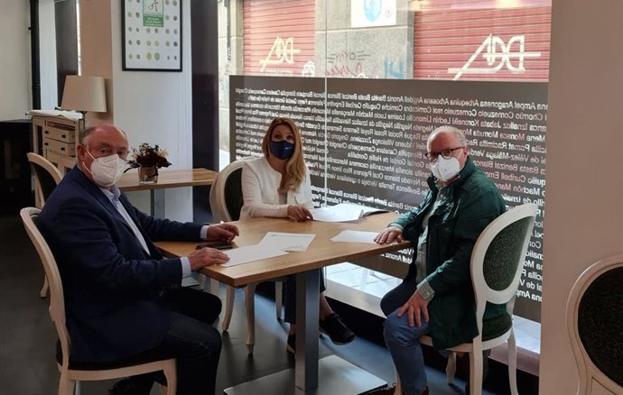 Concha Insúa, de Cs, con representantes de los hosteleros de Granada