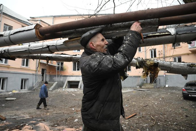 Archivo - Un hombre repara las tuberías dañadas durante el reciente bombardeo, en Donetsk, República Popular de Donetsk. El 24 de febrero, el presidente ruso Vladimir Putin anunció una operación militar en Ucrania tras el reconocimiento de la independen