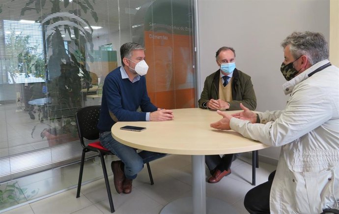 El delegado de Empleo, Formación, Trabajo Autónomo, Transformación Económica, Industria, Conocimiento y Universidades de la Junta en Huelva, Antonio Augustín (en el centro).