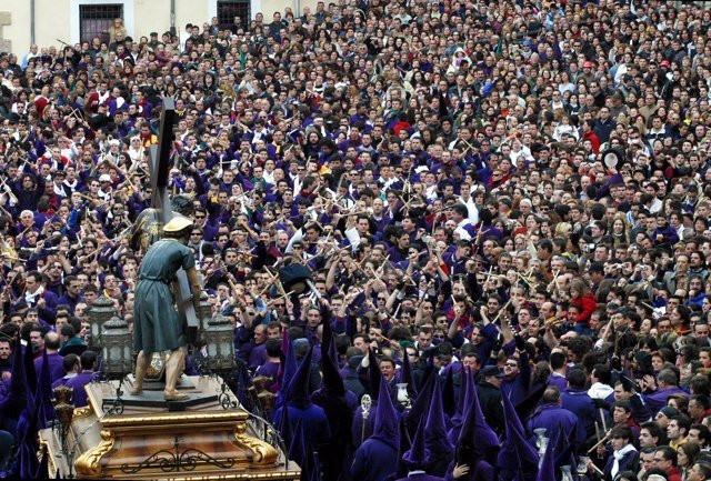La procesión Camino del Calvario de Cuenca, también conocida popularmente como 'Las Turbas',