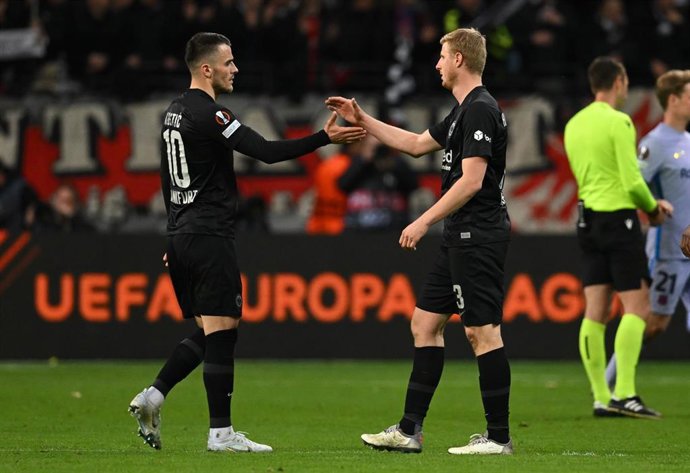 Los jugadores del Eintracht  Filip Kostic y Martin Hinteregger en el partido de ida de cuartos de final ante el Bara.